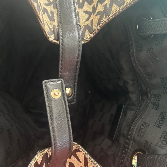 - Michael Kors Jet Set Block Canvas Large Tote - Picture 10 of 11